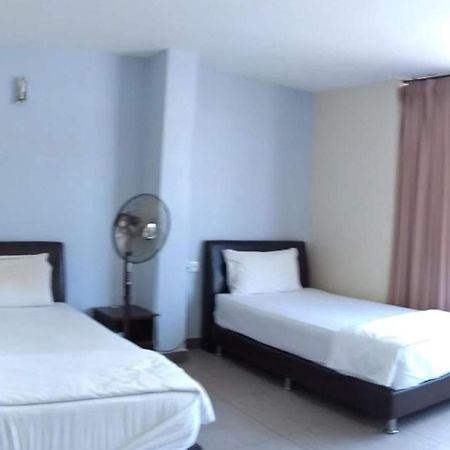 Oyo 90021 Star View Hotel Kampong Batu Tiga Luaran gambar